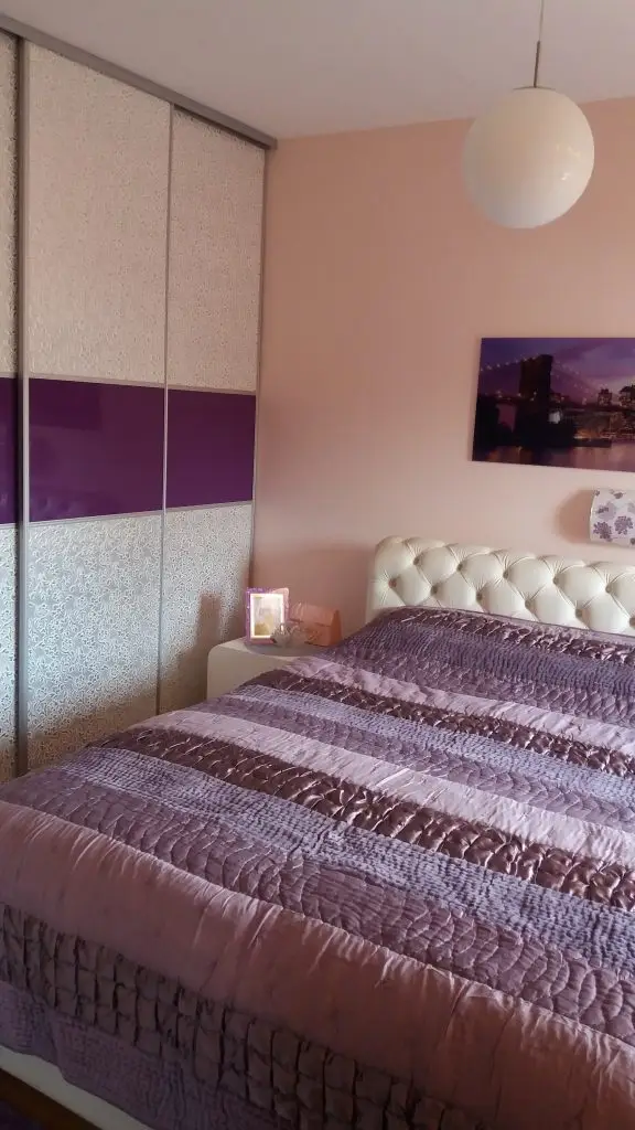 Bračni krevet u sobi