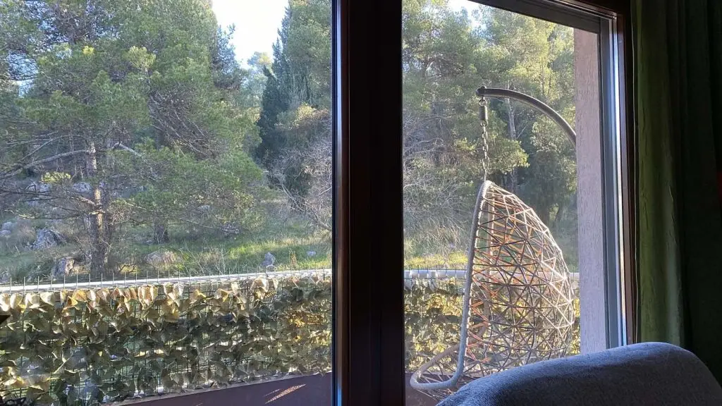 Ljuljaška ispred stana