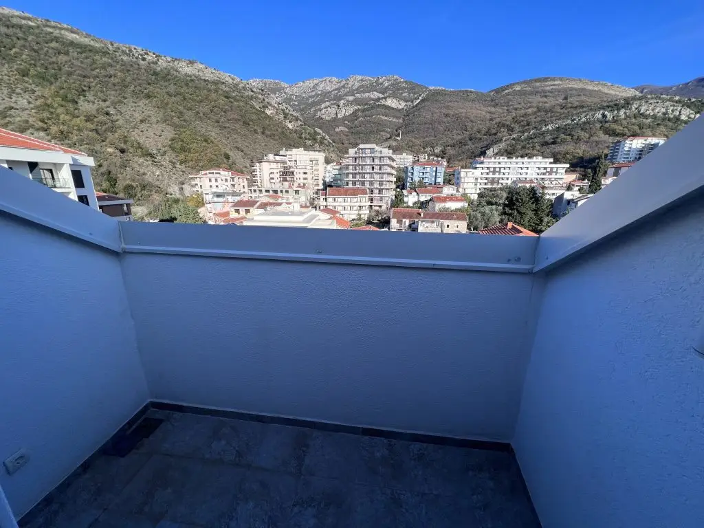 Pogled sa terase na planine