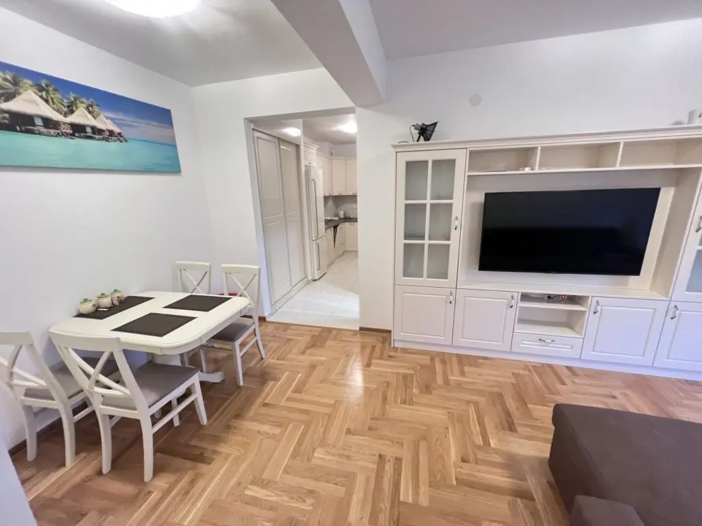 Moderna dnevna prostorija sa led televizorom