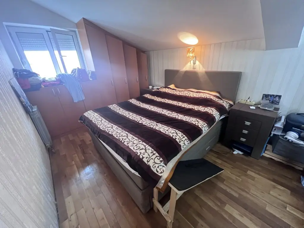 Bračni krevet u opremljenoj spavaćoj sobi