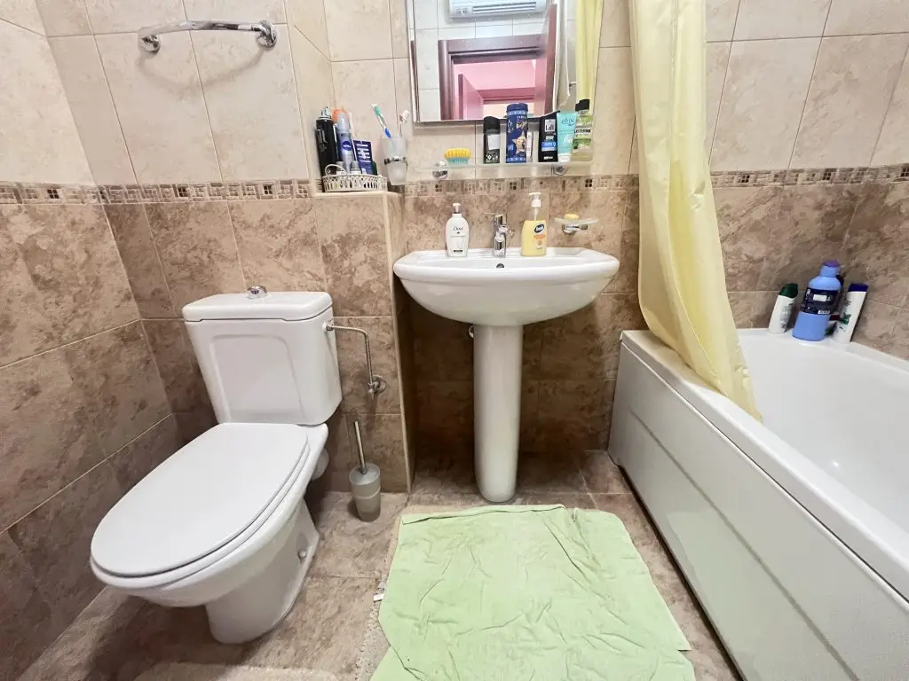 Moderno opremljeno kupatilo sa kadom