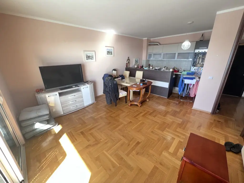 Prostrana dnevna prostorija