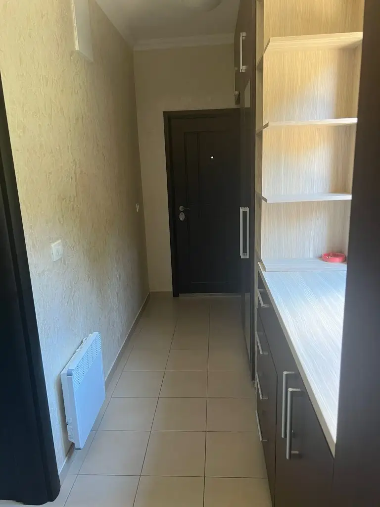 Osvetljen hodnik sa policama