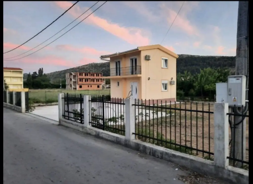 Pogled na kuću sa narandžastom fasadom