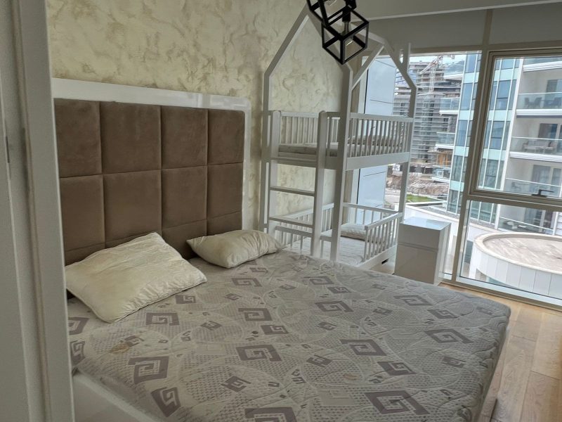 Luksuzna spavaca soba sa krevetima na sprat