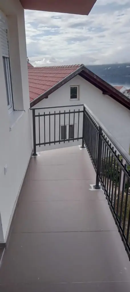 Balkom sa limenom ogradom