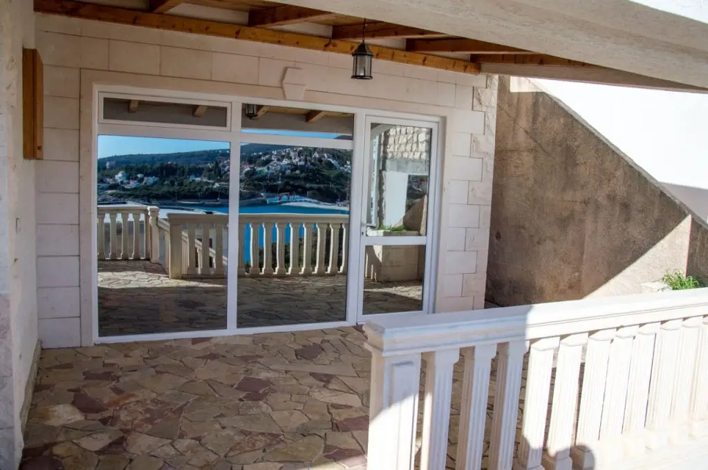 balkon sa kamenom ogradom