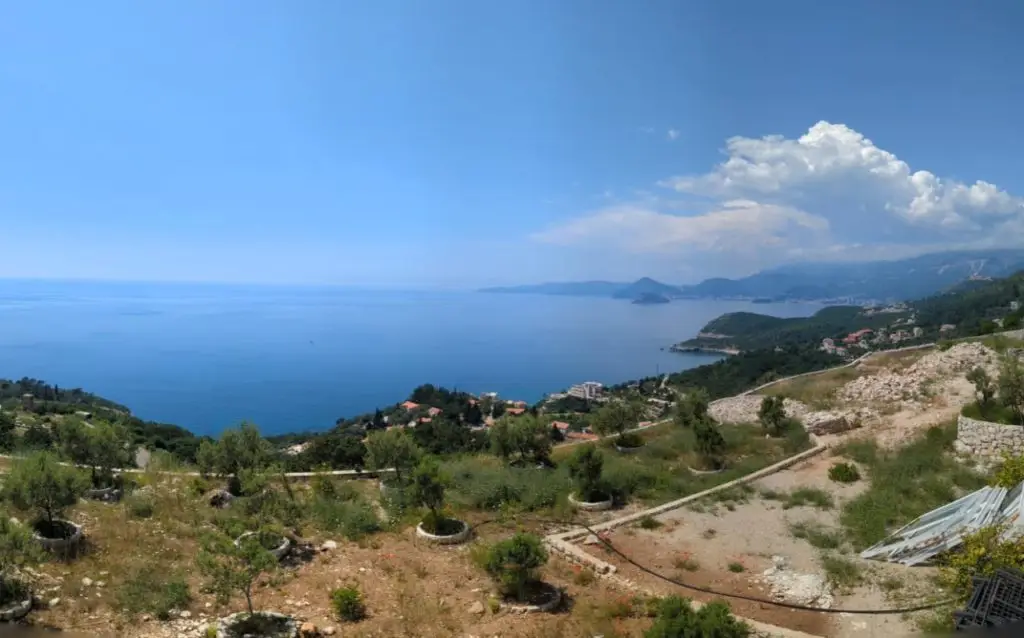 Urbanizovani plac sa panoramskim pogledom na more i Budvanski zaliv