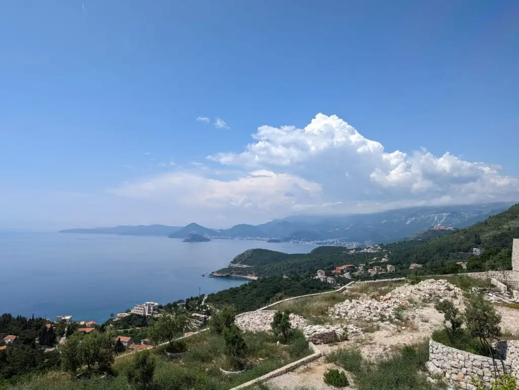 Urbanizovani plac sa panoramskim pogledom na more i Budvanski zaliv