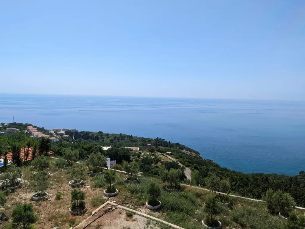 Pogled na otvoreno more sa brda