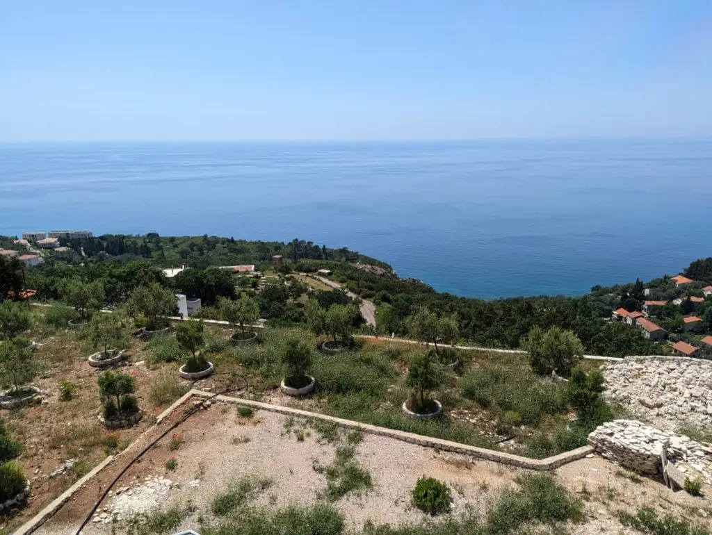 Urbanizovani plac sa panoramskim pogledom na more i Budvanski zaliv