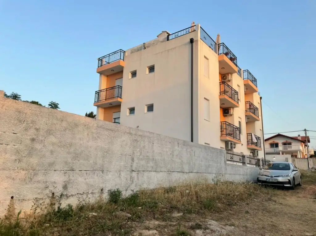 Objekat apartmanskog tipa u blizini Hladne uvale