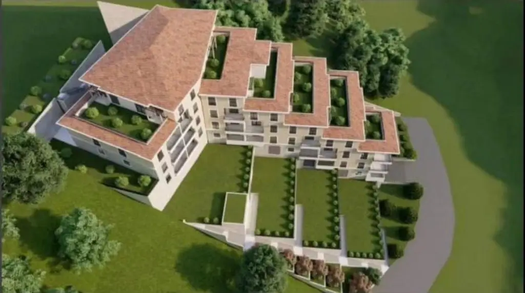 Urbanizovan plac za izgradnju stambene zgrade u Tivtu