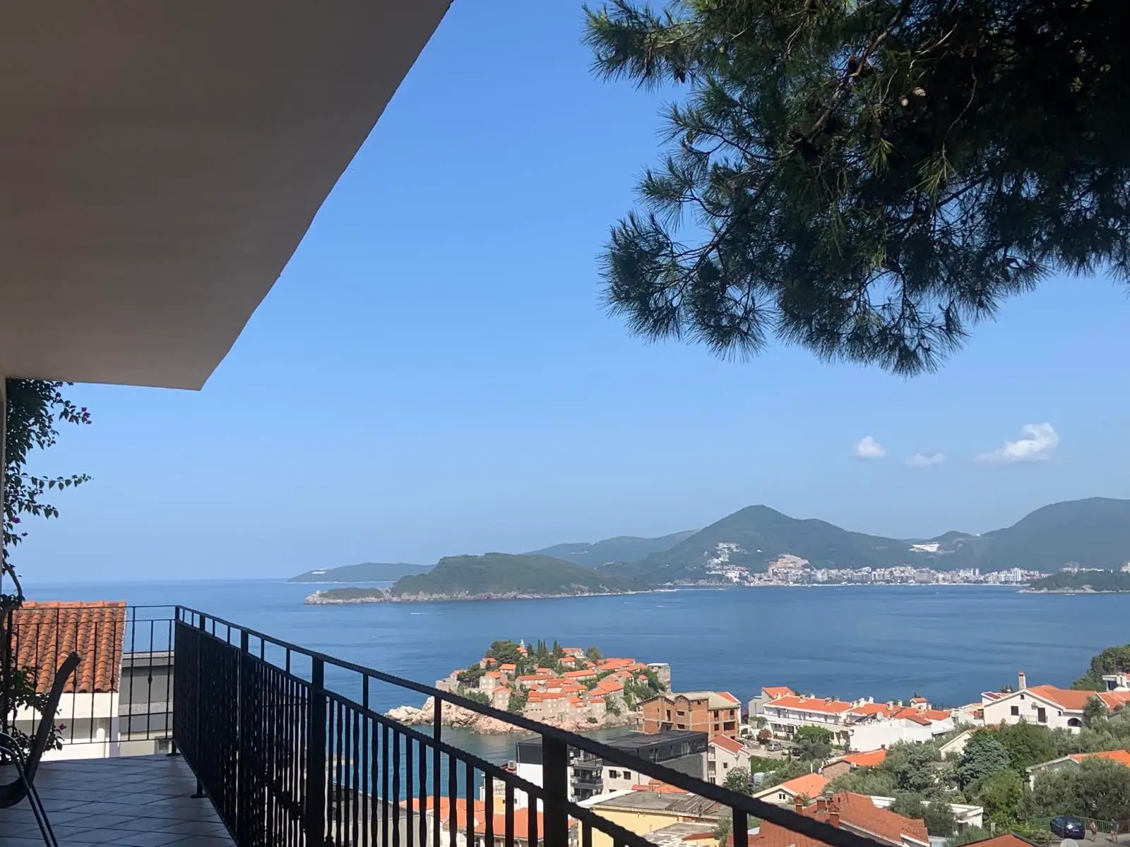 Pogled na sveti Stefan sa terase