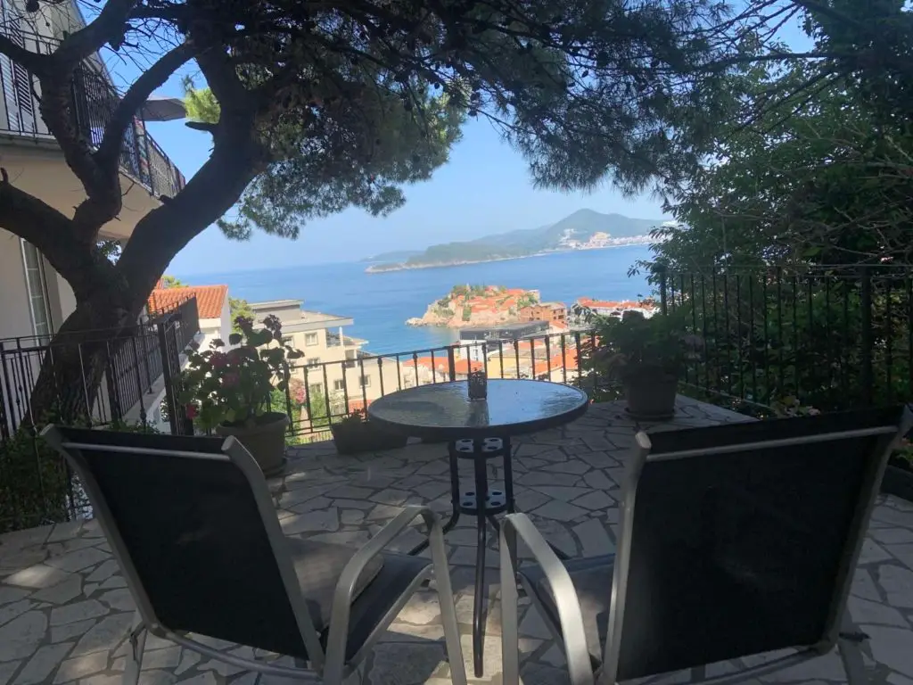 Terasa sa pogledom na Sveti Stefan