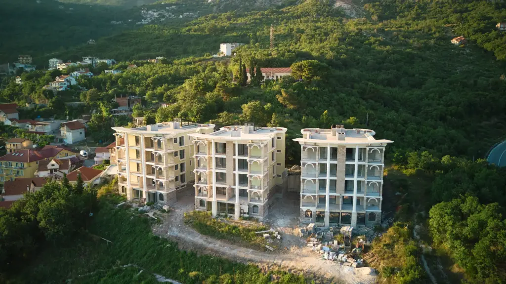 Kompleks sa bazenom od 50 metara u Markovićima iznad Budve