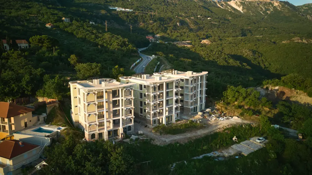 Kompleks sa bazenom od 50 metara u Markovićima iznad Budve