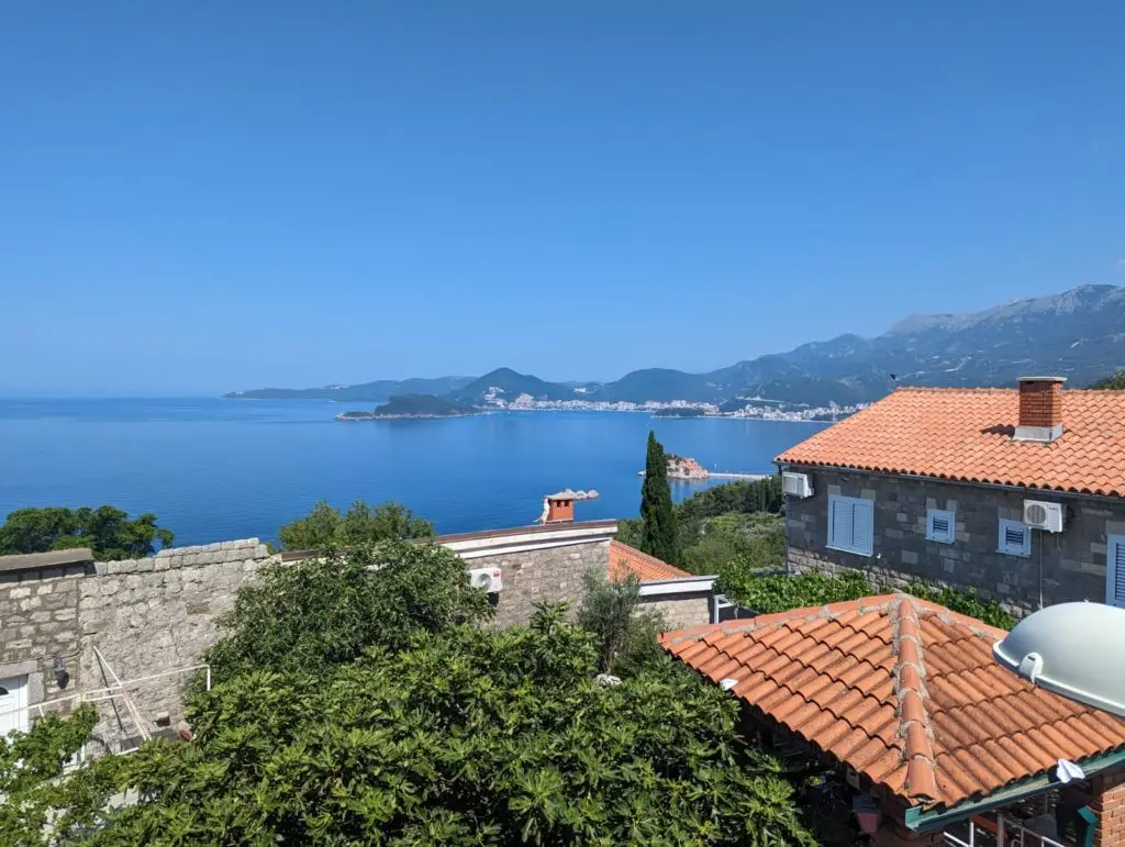Autentična kamena kuća u selu Blizikuće kod Svetog Stefana