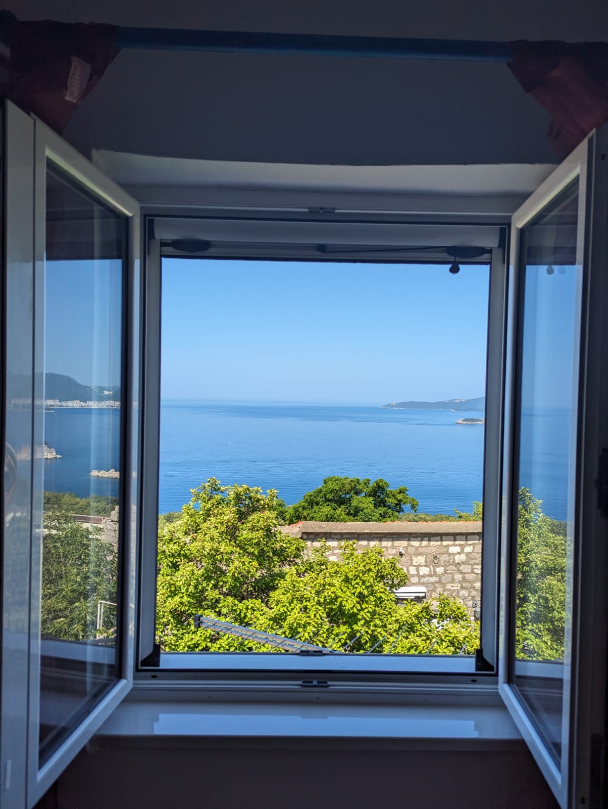 Otvoren prozor sa pogledom na more