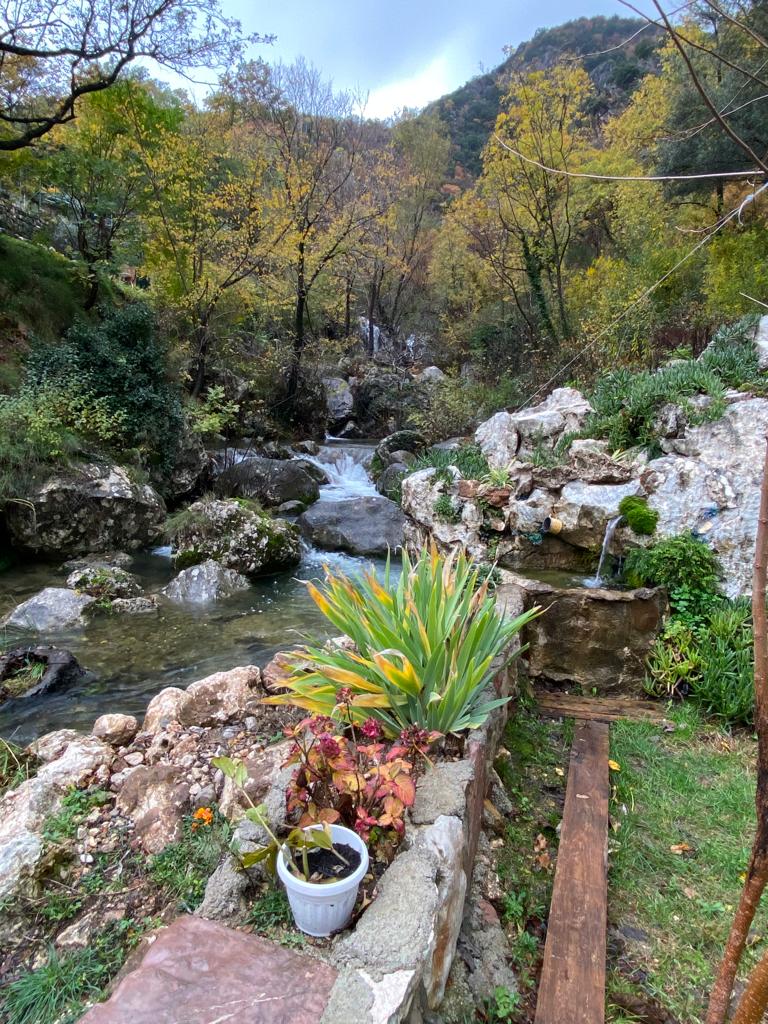 Pogled na reku i prirodu u selu Krapina