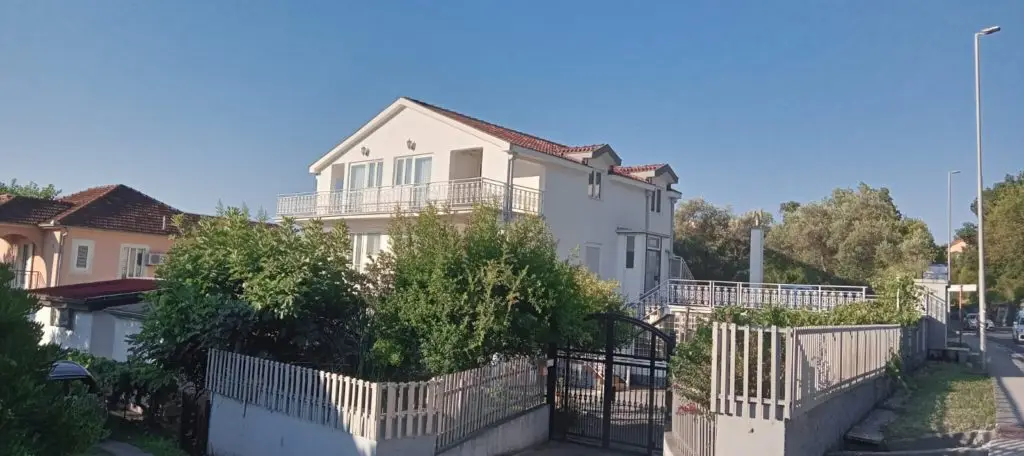 Dvospratna kuca pored mora