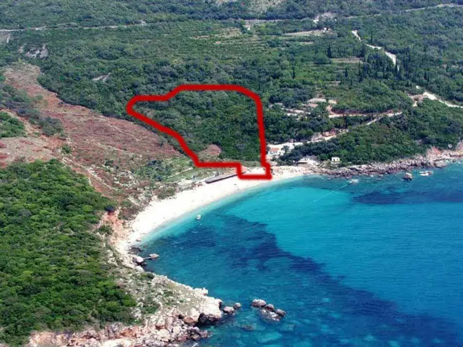 Plac odmah pored mora