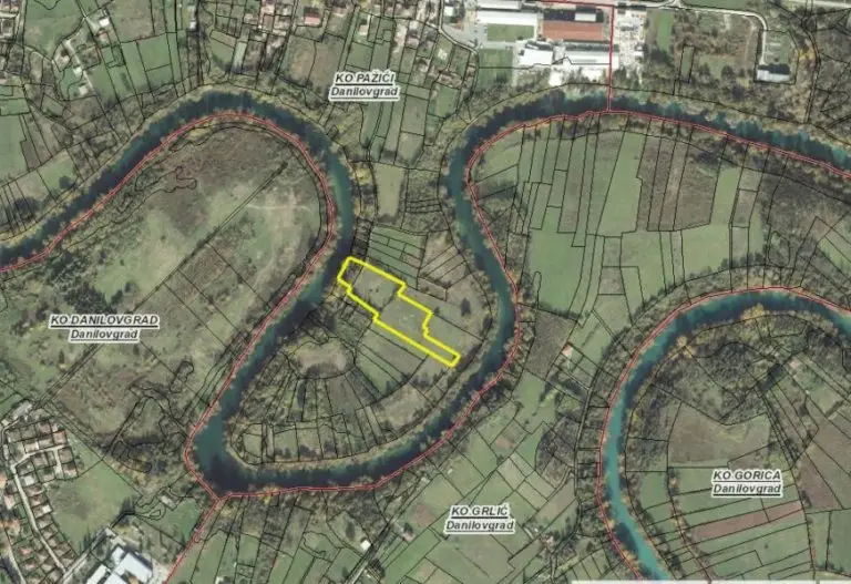 Satellite map of Danilovgrad with a yellow outlined parcel by the river bend