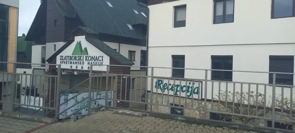 Building entrance with signs for ZLATIBORSKI KONACI APARTMANSKO NASELJE and Recepcija