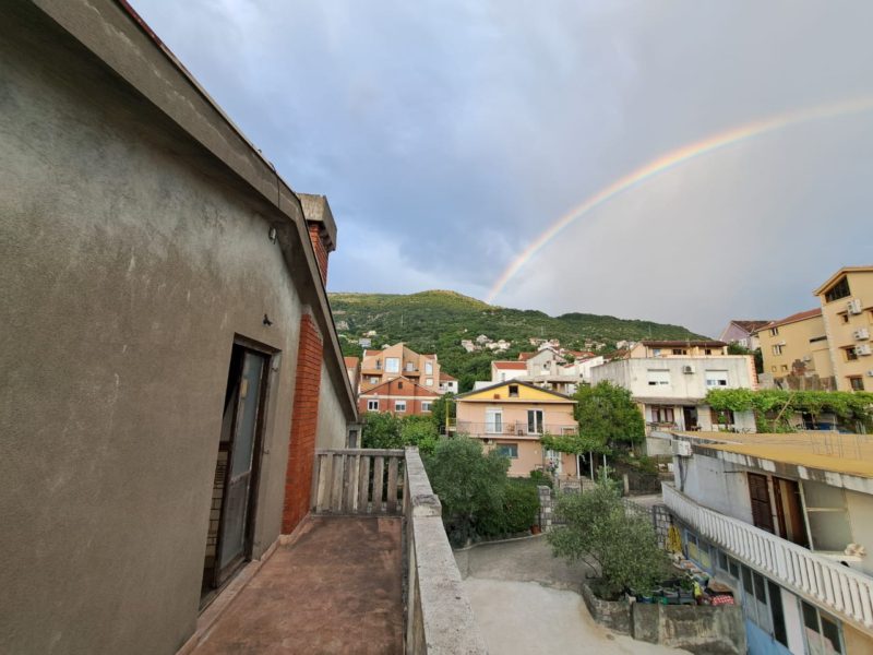 kuća sa terasom u Crnoj Gori