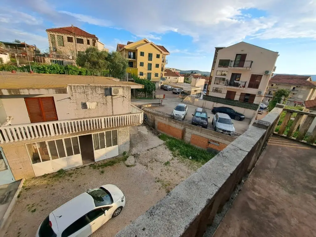 kuća sa dvorištem u Crnoj Gori