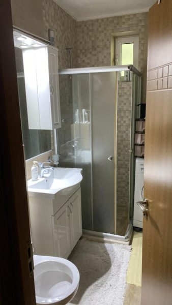 stan sa opremljenim kupatilom