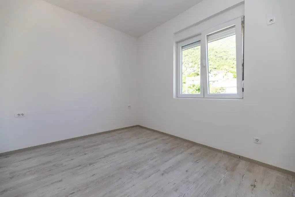 nenamešten stan u Đenovićima