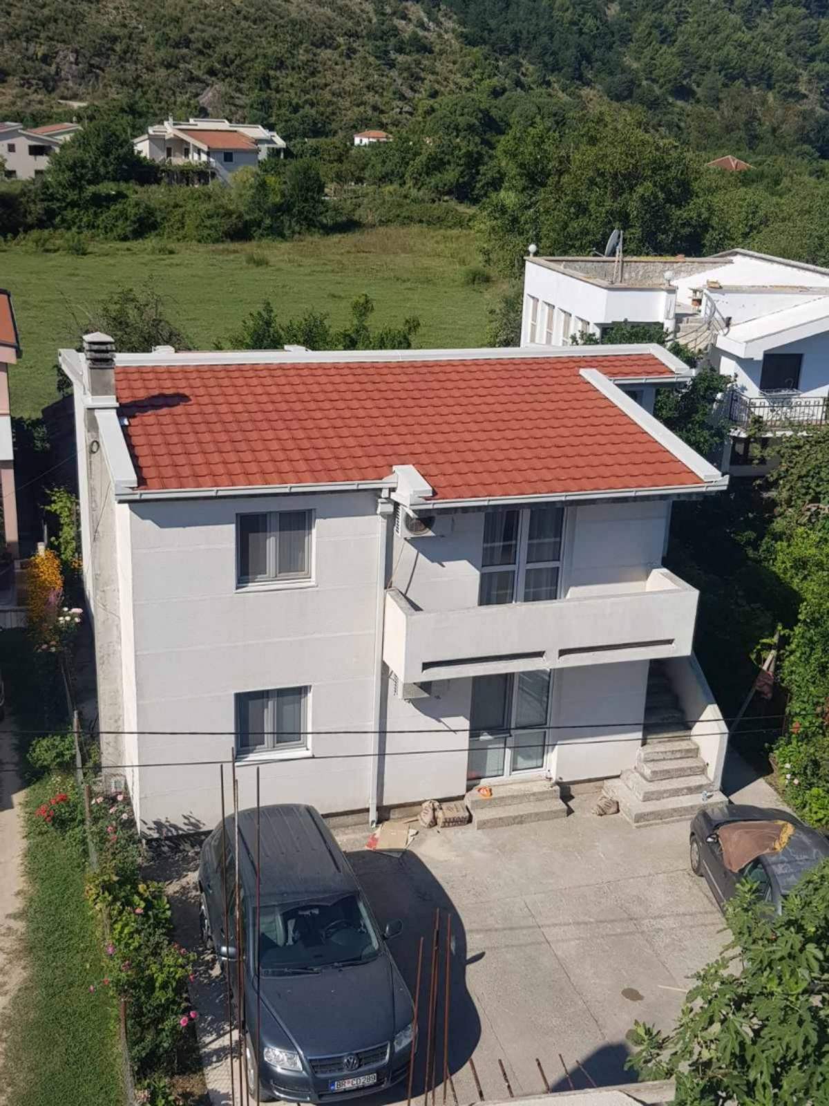 Kuća sa placem u Baru