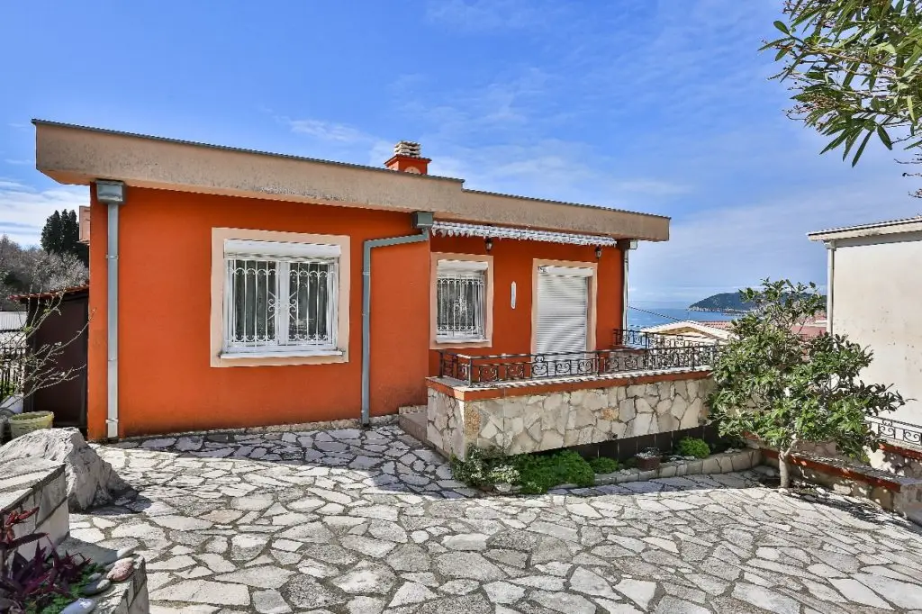 opremljena kuća u Sutomoru