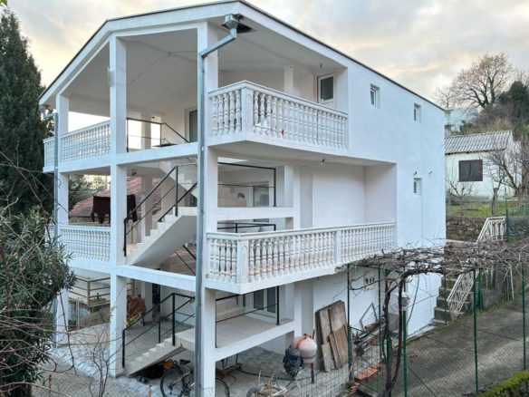 trospratna kuća u Crnoj Gori