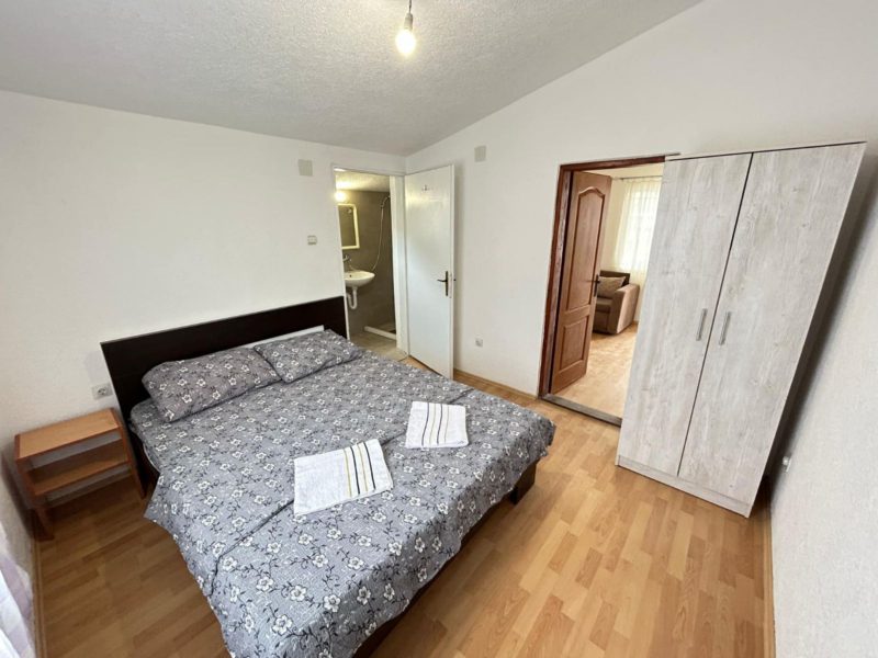 nameštena trospratna kuća u Crnoj Gori