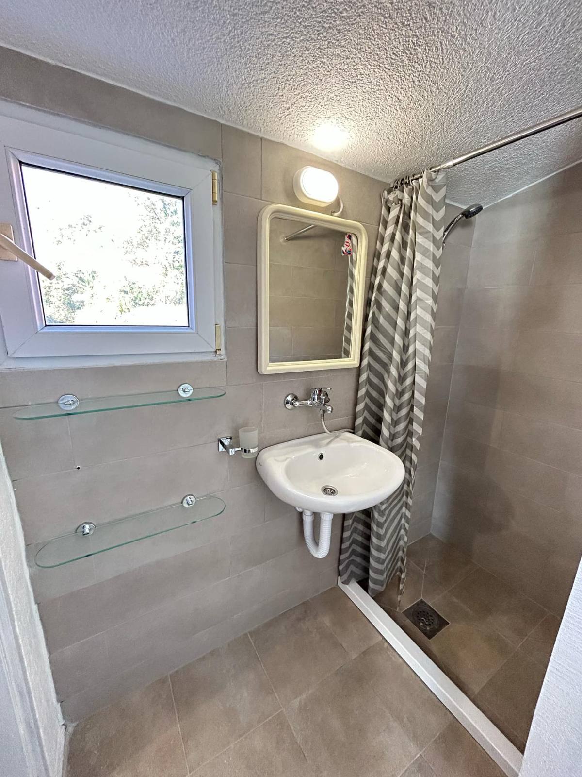 opremljena trospratna kuća u Crnoj Gori