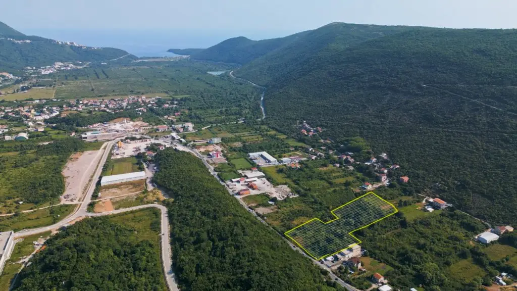 plac u Crnoj Gori uz Jadransku magistralu