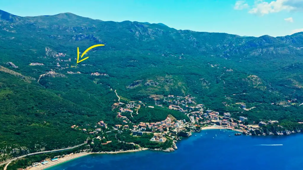 plac u Kuljačama sa pogledom na more