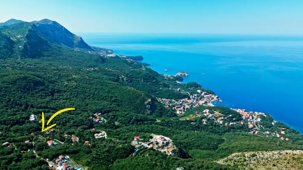 plac u Kuljačama sa pogledom na more