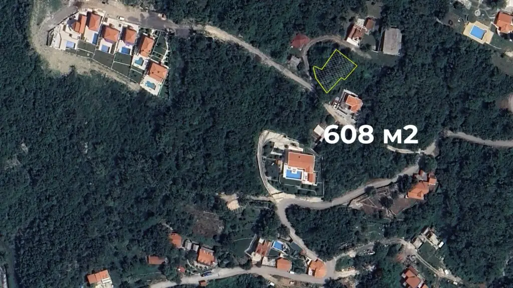 plac u Kuljačama sa pogledom na more