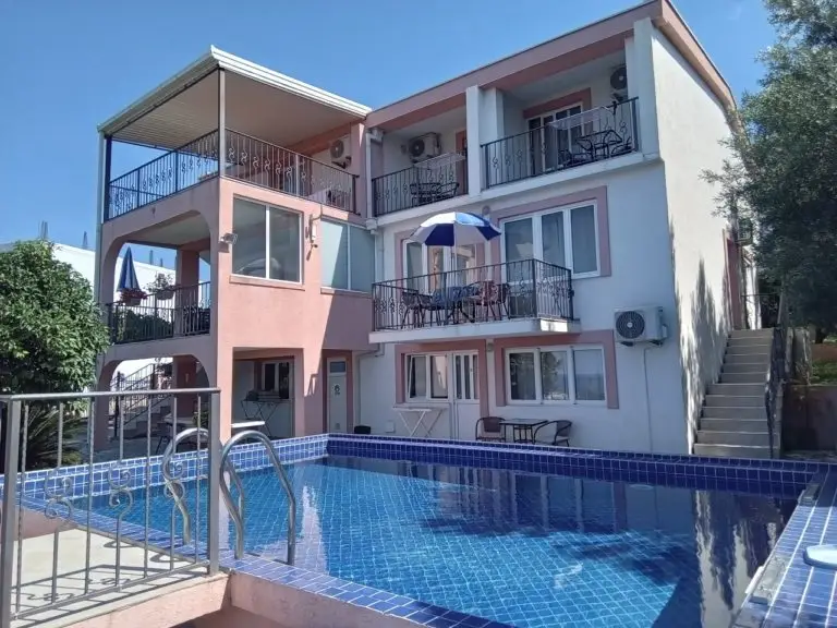 Kuća sa bazenom i pogledom na more u Dobrim vodama
