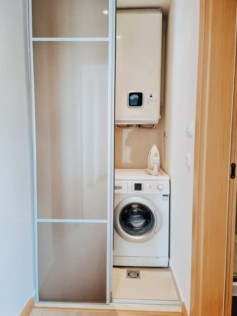 Built-in laundry closet with washing machine and boiler