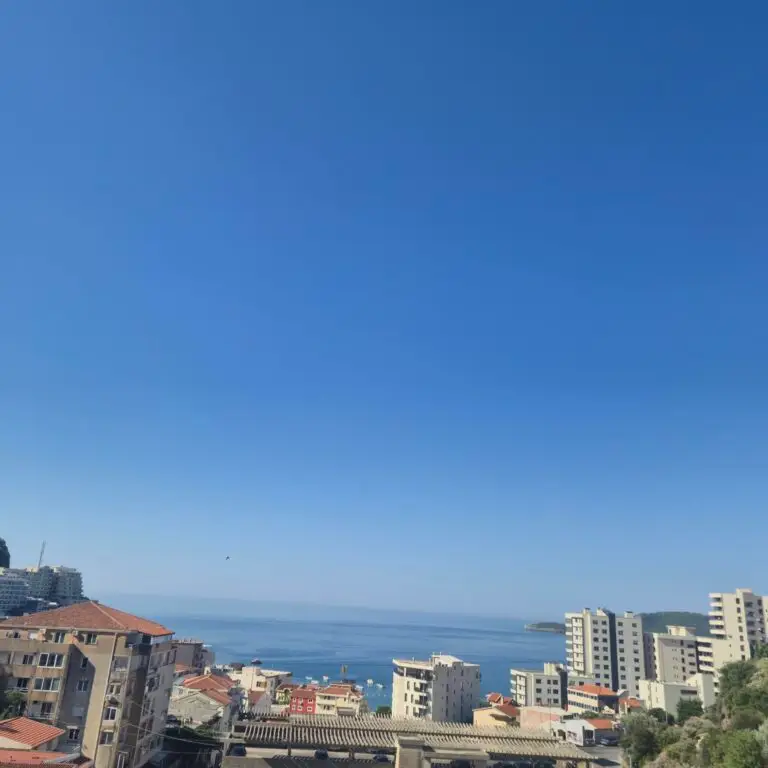 Kuća sa dvorištem i pogledom na more u Bečićima