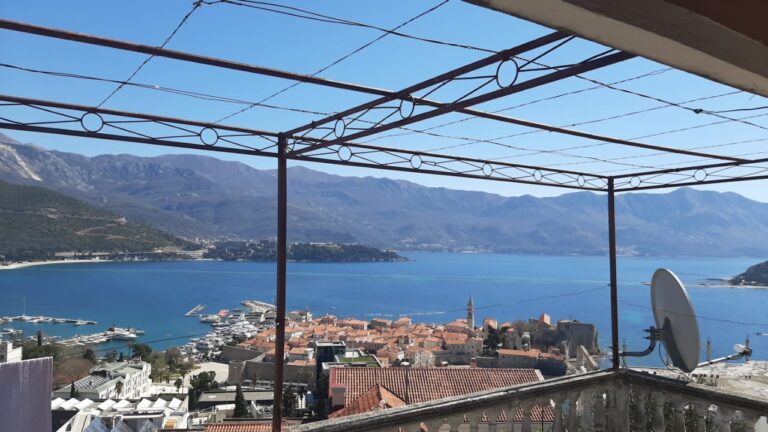 Kuća sa placem i pogledom na more i Stari grad Budva