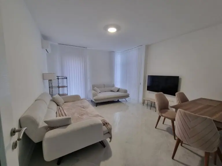 Trosoban namješten stan u naselju Rozino u Budvi