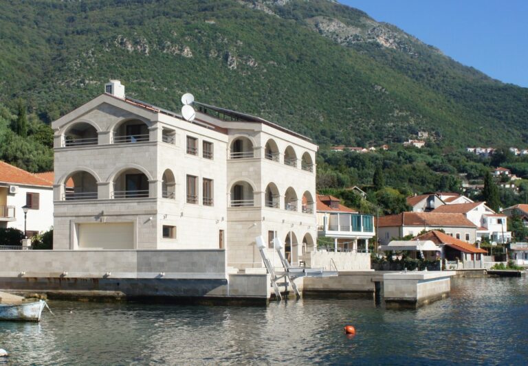Vila u Đenovićima na obali mora
